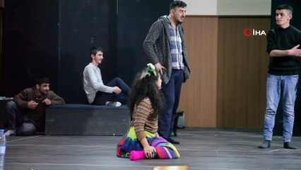 Kelepçeyle girdikleri cezaevine bu kez kostümle girdiler