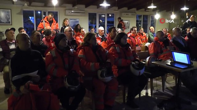 Denizde zifiri karanlıkta nefes kesen tatbikat