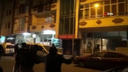 'Cadde ortasında birbirlerine girdiler', polis memurlarına pasta kestirdiler