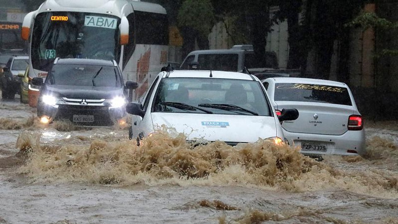 شاهد: هطول أمطار غزيرة على غير العادة في ريو دي...