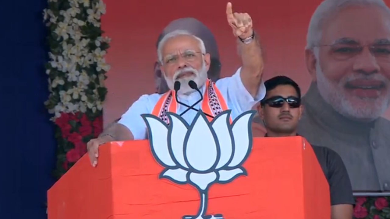 PM Modi attacks Congress over false promise during a rally in Junagarh | Oneindia News