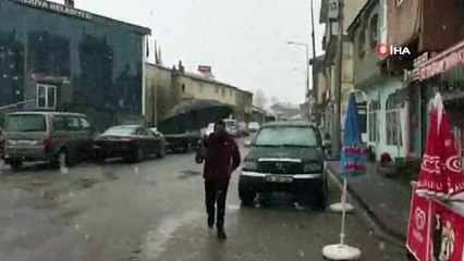 Baharın gelmediği Karlıova'da vatandaşlar güne karla uyandı