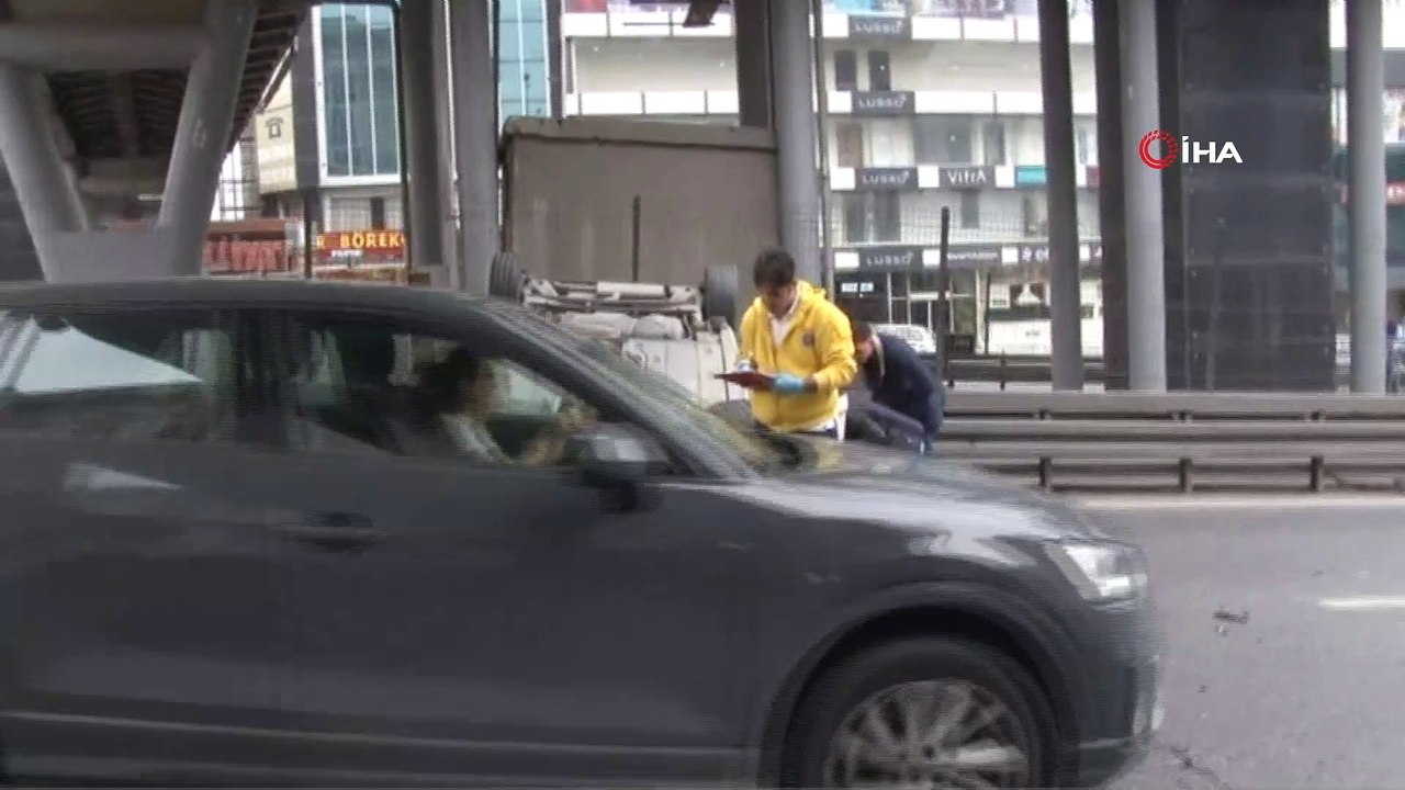 Beylikdüzü E-5 Güzelyurt Mevkii'nde direksiyon hakimiyetini kaybeden bir otomobil sürücüsü önce iki araca çarptı, ardından takla attı. Kazada sürücü yaralanırken,  bölgede trafik yoğunluğu oluştu.