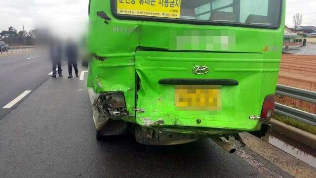 승합차가 버스 들이받아 승객 15명 다쳐 / YTN