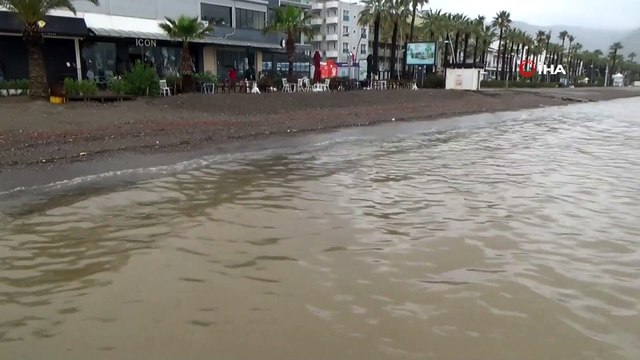 Sahile gidenler şaşkına döndü...Dünyaca ünlü Marmaris Körfezi'nin rengi kahverengiye büründü