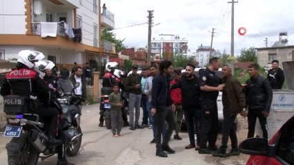 Şüphelileri vermek istemeyen mahalle sakinleri polise taşlarla saldırdı