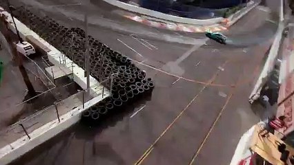 Un drone filme une Corvette C6 qui drifte sur un circuit
