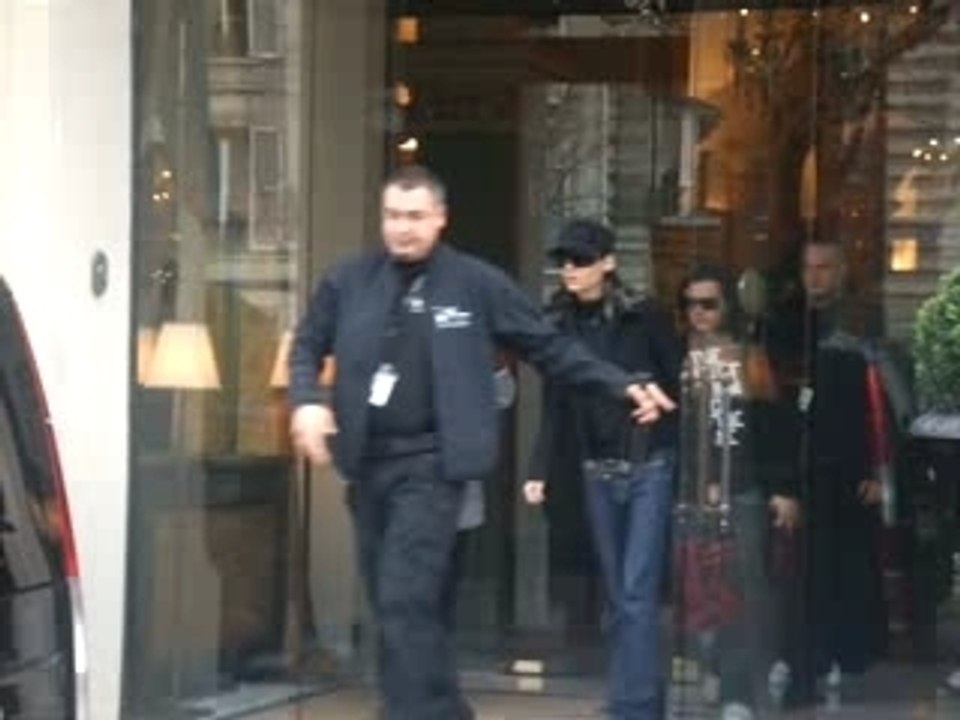 Tokio Hotel devant l'hotel 2