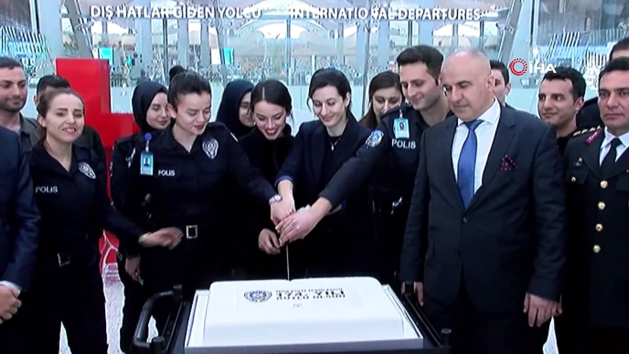 İstanbul Havalimanı’nda polislerden yolculara pasta ikramı