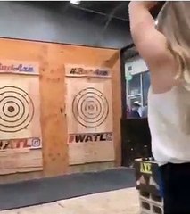 Une blonde a failli se tuer en voulant lancer une hache sur une cible