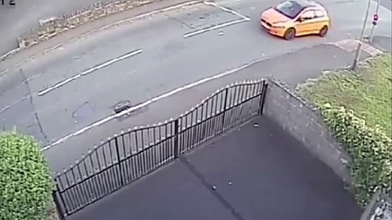 Un jeune s’amuse à casser les rétro de voitures, mais va vite comprendre son erreur !