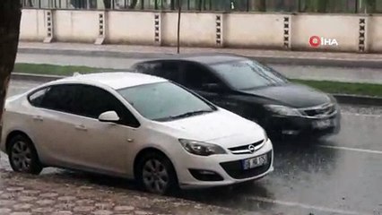 Batman'ı dolu vurdu...İş yerlerinin çatıları delindi