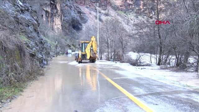 Tunceli Munzur Çayı Taştı, Ovacık Yolu Göle Döndü