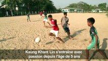 Unijambiste et joueur de foot parmi les valides