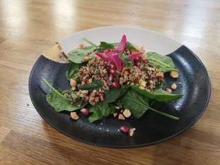Salade de quinoa aux pousses d'épinard et grenade