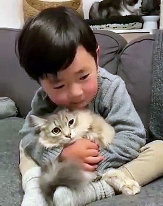 Ce bébé et son chat sont très complices. Adorable !
