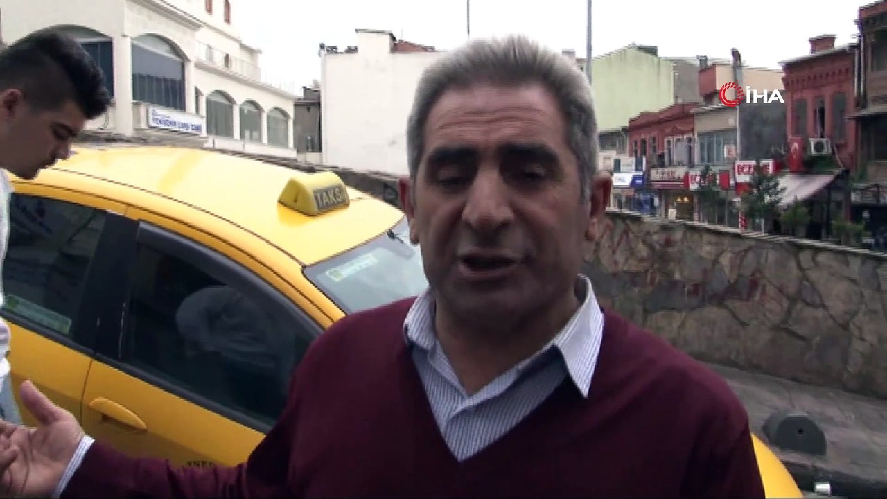 Beyoğlu’nda yol çöktü, ticari taksi çukura düştü