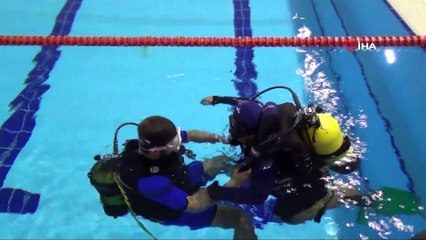 Otizmli çocukların havuzdaki tüplü dalış tecrübesi