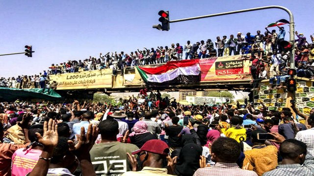 Sudan: Security forces crack down on surging anti-Bashir protests