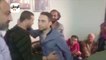 حسام حبيب  يقبل رأس الصحفيين بعد منعهم من دخول غرفة التحقيق مع شيرين