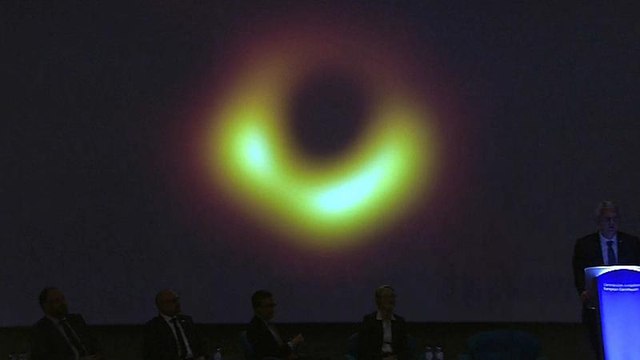 Schwarzes Loch: Dem Biest ins Maul schauen