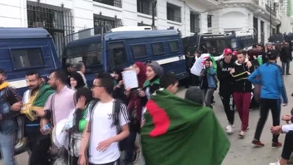 Cezayir'de Geçiş Dönemi Liderlerine Karşı Yürüyüş ve Grev