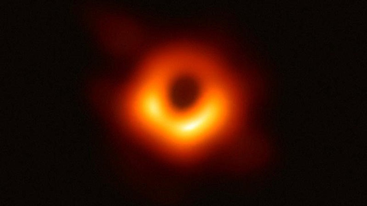 La primera imagen de un agujero negro de la his...