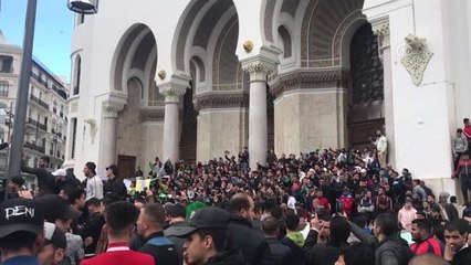 Cezayir'de Geçiş Dönemi Liderlerine Karşı Protesto