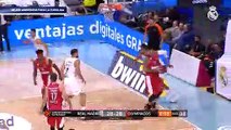 Asistencia de Campazzo a Tavares entre las piernas