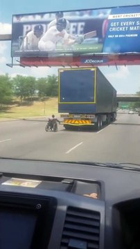 Cet handicapé se fait tracter par un camion en fauteuil roulant !