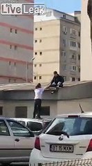 Quand 2 idiots s'aident pour monter sur le toit de la maison !