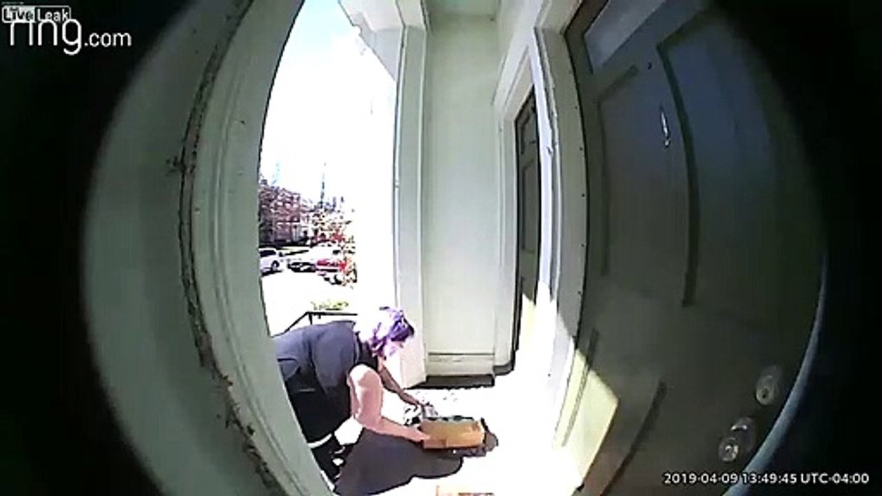 Ta voisine essaye de voler ton paquet chronopost à ta porte...