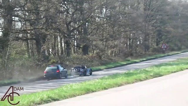 Il coupe la route à un automobiliste avec sa voiture de collection et va le regretter