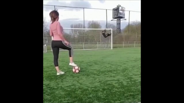 Une footballeuse qui ne rate jamais sa cible
