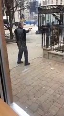 Un agent de sécurité obligé de sortir son arme face à deux agresseurs