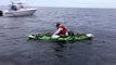 Ce pecheur en kayak se fait renverser par un requin