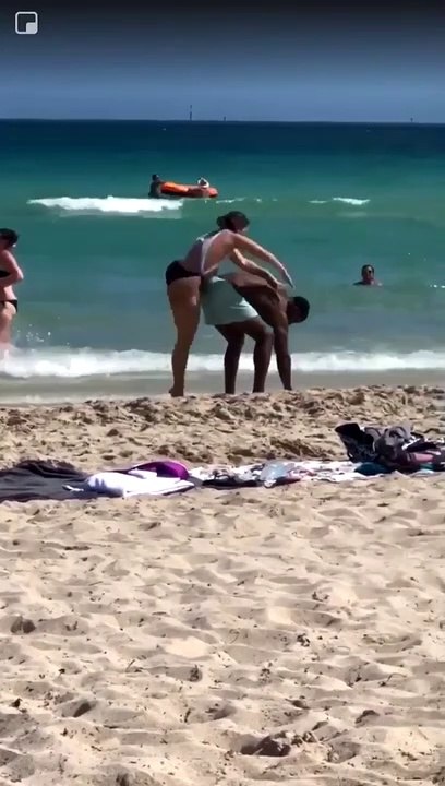 Ce couple se met à jouer à saute-mouton sur la plage et c'est le drame. Gamelle de sa vie