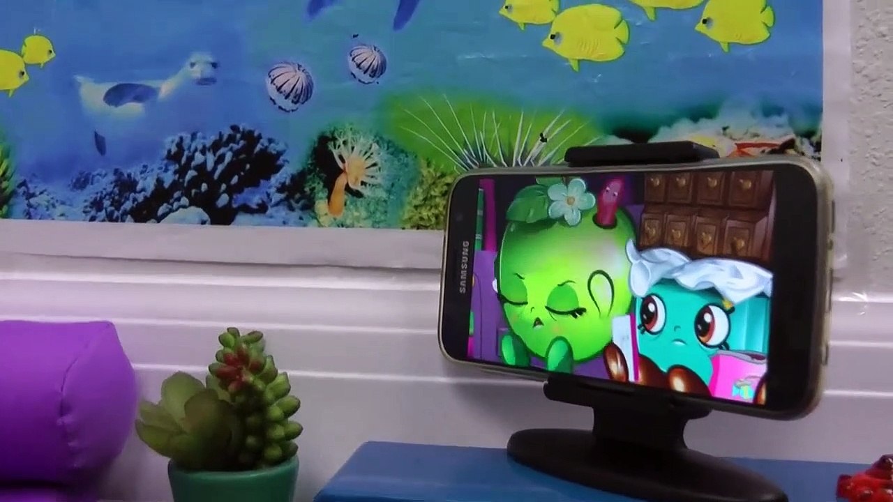 À l'HÔTEL ! Elsa & Anna les tout-petits de regarder la TV - Jeux - Aventure de Vacances