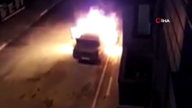 Seyir halindeki otomobil alev alev böyle yandı
