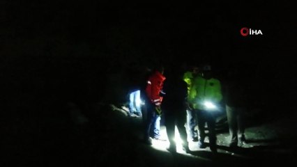 Köprüden düşen otomobil sürücüyle çayda kayboldu