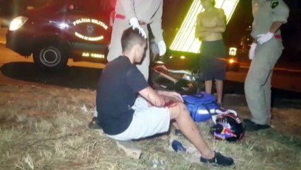 Motociclista fica ferido ao atingir traseira de carro