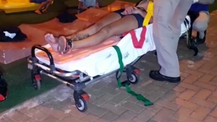 Jovem é socorrida após se ferir jogando futebol