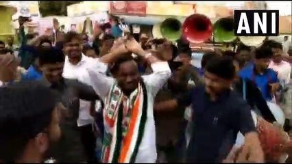 மக்களுக்கு மத்தியில் ஸ்நேக் டான்ஸ் ஆடிய கோடீஸ்வர அமைச்சர்!-வீடியோ