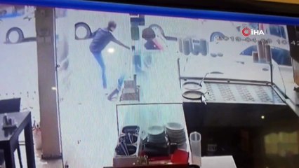 İstanbul’da sokak ortasında uçan tekmeli meydan kavgası kamerada