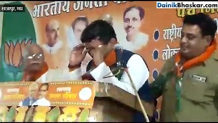 पहली बार भाषण दे रहे थे नेता जी, परिचय देने में ही छलके आंसू