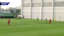 Başını direğe çarpan futbolcu korkuttu