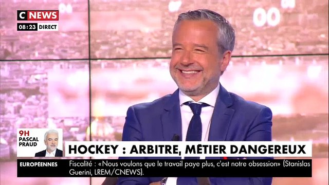 Buzz : L'arbitre d'un match de hockey sur glace s'interpose entre deux joueurs et... prend tous les coups ! Regardez
