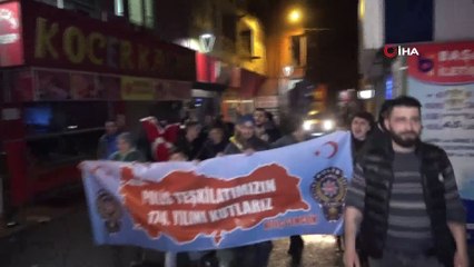 Meşale ve pastayla karakola giden vatandaşlar polislerin gününü kutladı