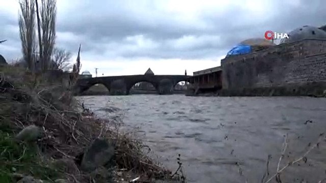 Karlar eriyor, Kars Çayı taşıyor