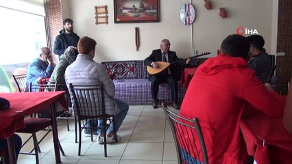 Elinde bağlamasıyla muhtar seçildi